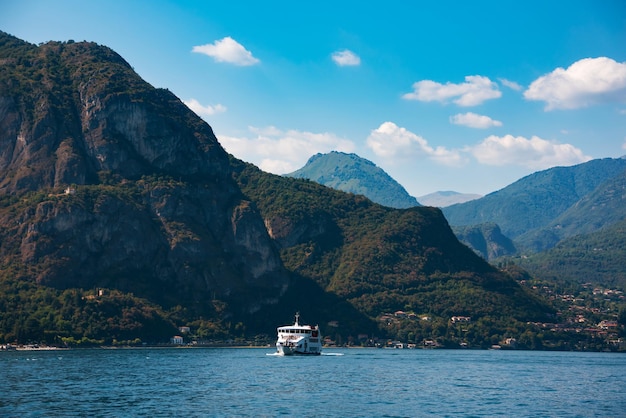 Lago Como na Itália Paisagem natural com montanhas e lago azul