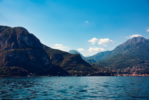 Lago Como na Itália Paisagem natural com montanhas e lago azul