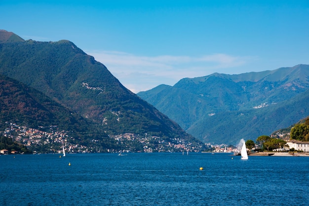 Lago Como na Itália Paisagem natural com montanhas e lago azul