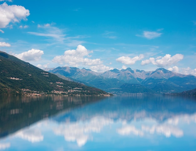 Lago Como na Itália Paisagem natural com montanhas e lago azul