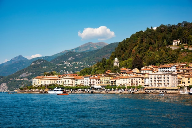 Lago Como na Itália Paisagem natural com montanhas e lago azul