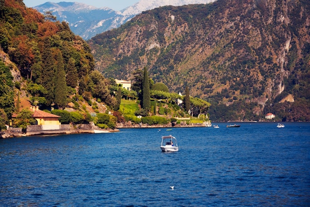 Lago Como na Itália Paisagem natural com montanhas e lago azul