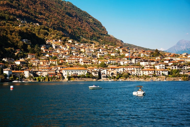 Lago Como na Itália Paisagem natural com montanhas e lago azul