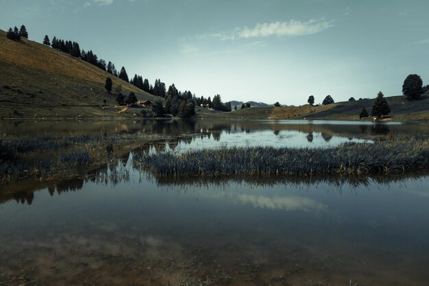 Lago de los Confins y paisaje de montaña al amanecer. La Clusaz, Alta Saboya, Francia