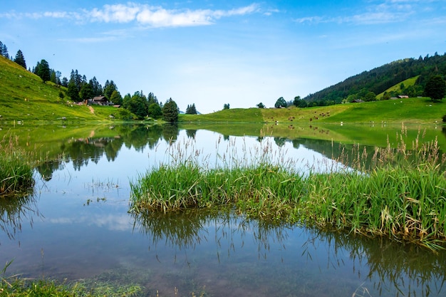 Lago de los confins y paisaje de montaña en La Clusaz, Haute-Savoie, Francia