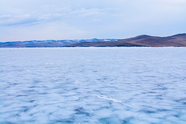 Foto lago congelado com ilhas de pedra no fundo, lago baikal na rússia, fotografia de paisagem, viajar na sibéria, rússia