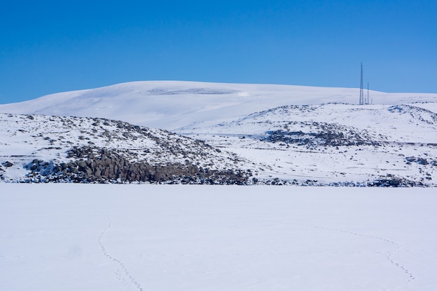 Lago congelado com pedras no inverno. kars - turquia