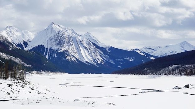 Foto lago congelado e montanhas cobertas de neve no parque nacional