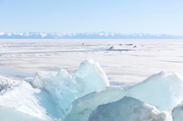 Lago congelado e montanhas nevadas paisagem de inverno