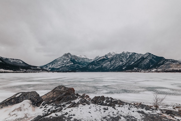 El lago congelado Minnewanka en Alberta, Canadá