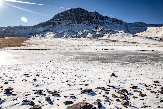 Lago congelado no sopé do pico da montanha