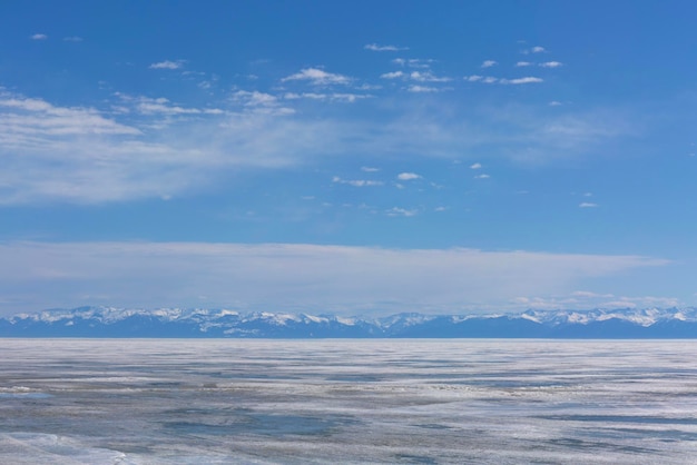 Lago congelado y paisaje invernal de montañas nevadas