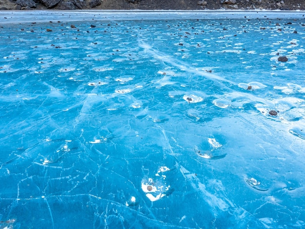 El lago se convierte en hielo en la temporada de invierno en el cráter Kerid Islandia