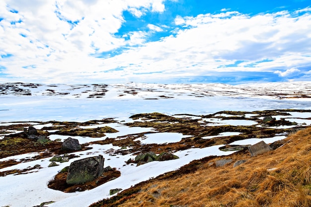 El lago cubierto de hielo y montañas nevadas.