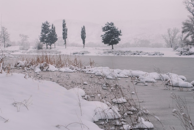 Lago cubierto de nieve en invierno