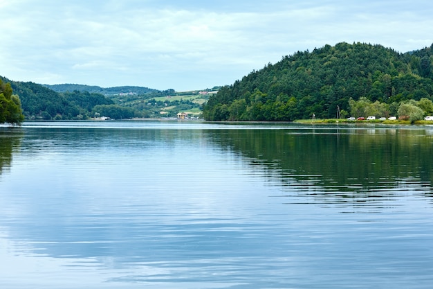 Lago Czorsztyn, Polonia. Opinión del país nublado de verano.