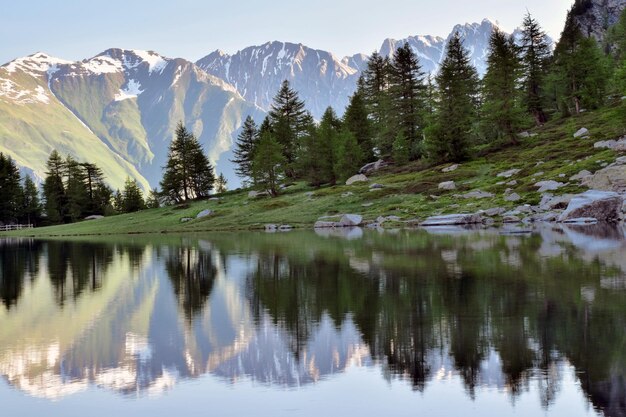 El lago d'Arpy en el valle de Aosta