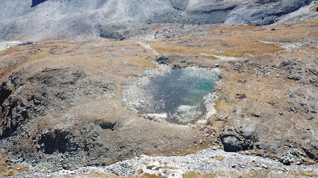 Lago da geleira da montanha Localização escondida pitoresca nas montanhas Férias ao ar livre Viagem de aventura na vida selvagem sem pessoas Vista aérea da paisagem do vale da montanha foto de stock