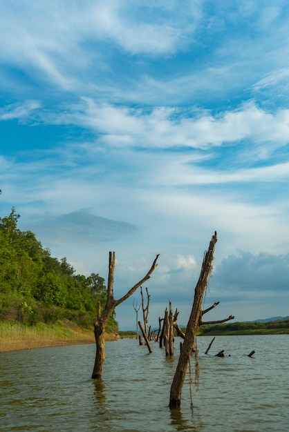 Lago de água doce com céu azul