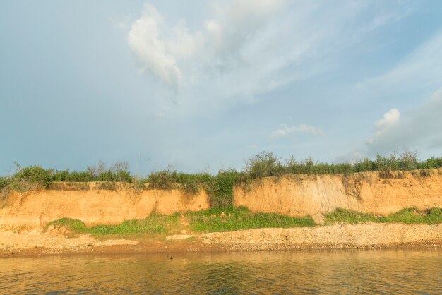 Lago de água doce com céu azul