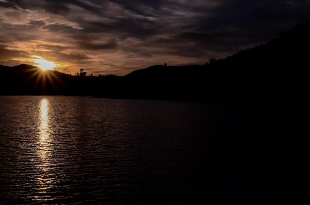 Lago de água escura em Gran Canaria Ilhas Canárias Espanha