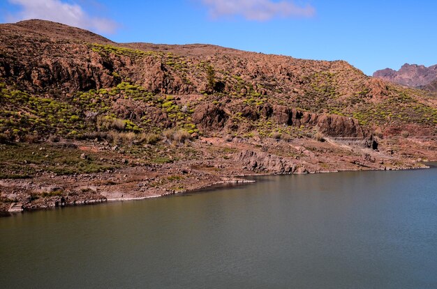 Lago de água escura em Gran Canaria Ilhas Canárias Espanha