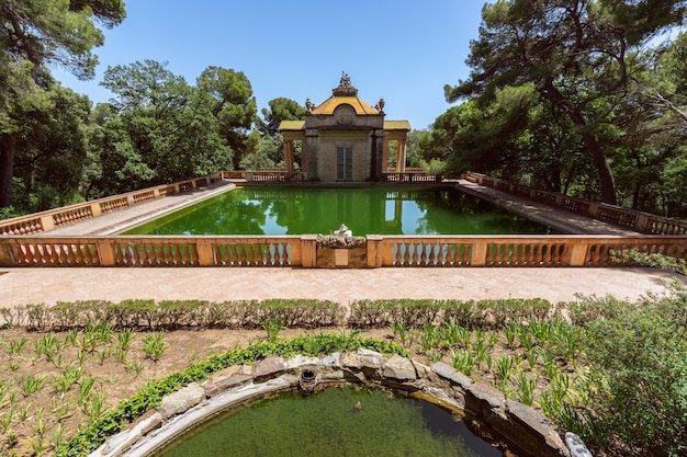 Lago de água esmeralda no famoso parque do labirinto da horta em barcelona, espanha