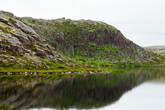 Lago de água limpa e fresca na costa do mar de Barents