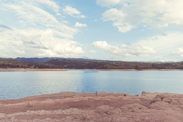 Lago de águas calmas