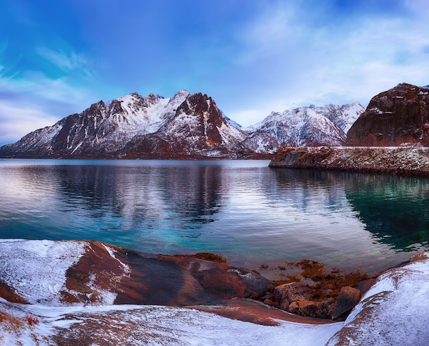Lago de inverno Noruega