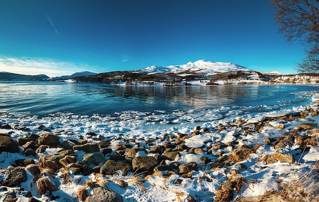 Lago de inverno Noruega