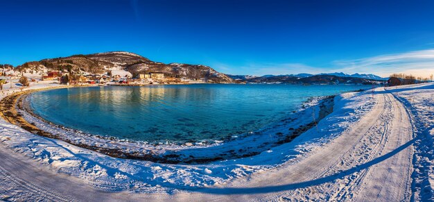 Lago de inverno Noruega