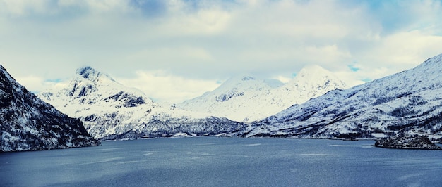 Lago de inverno Noruega