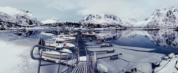 Lago de inverno Noruega