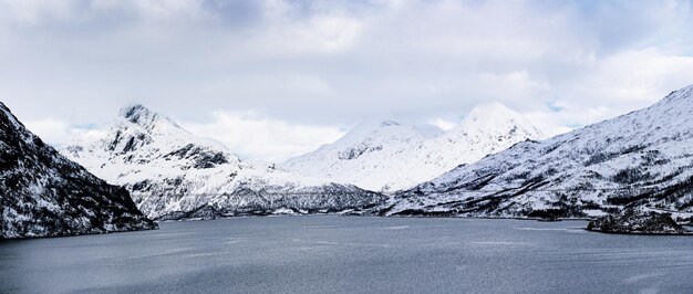 Lago de inverno noruega