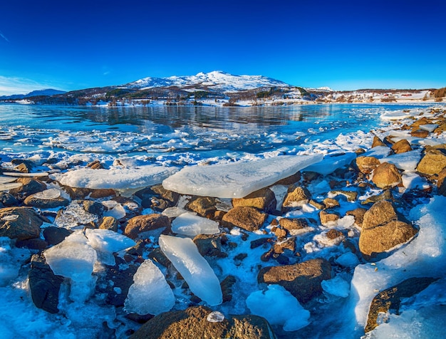 Lago de inverno Noruega