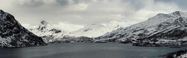 Lago de inverno Noruega
