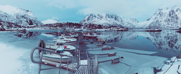 Lago de inverno Noruega