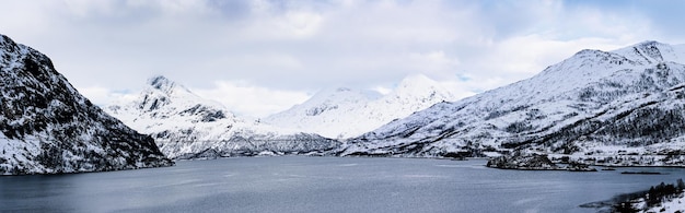 Lago de inverno Noruega