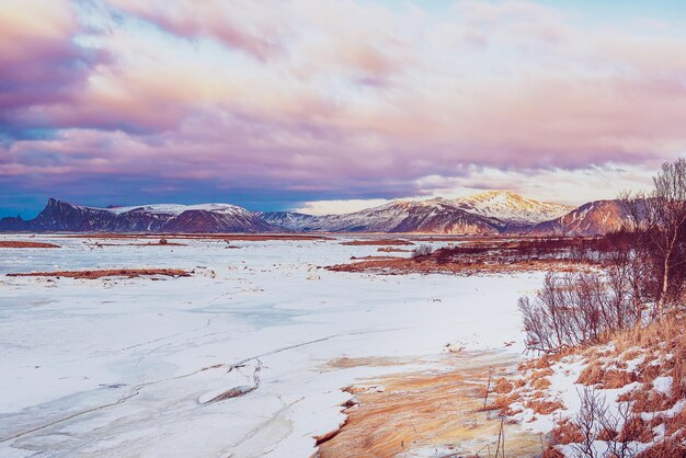 Lago de inverno Noruega