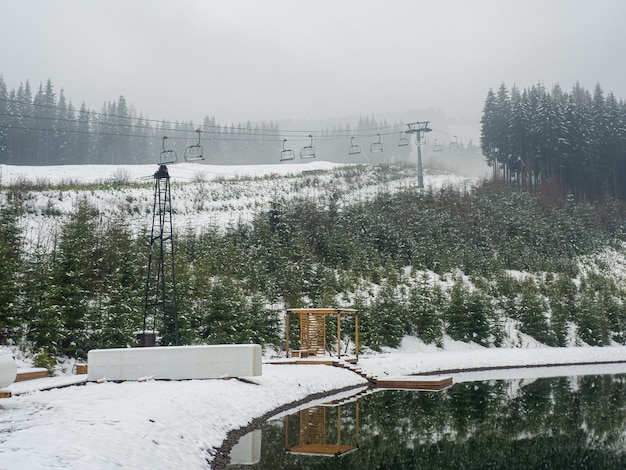 Lago de inverno nos Cárpatos