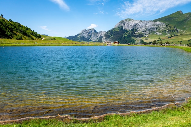 Lago De La Cour e paisagem montanhosa em The Grand-Bornand, Haute-Savoie, França