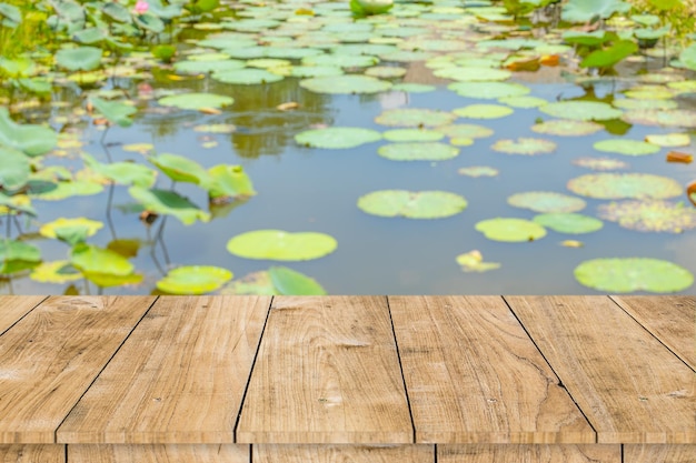 Lago de lagoa de lótus com tampo de mesa de madeira para fundo de espaço de produtos de modelo de publicidade de montagem