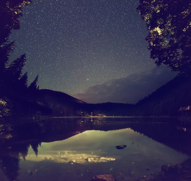 Lago de montanha à noite