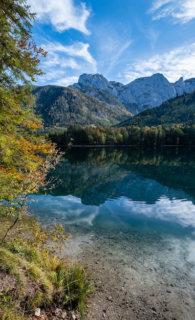 Lago de montanha Alpes do outono pacífico com água transparente clara e reflexões Lago Langbathseen Alta Áustria