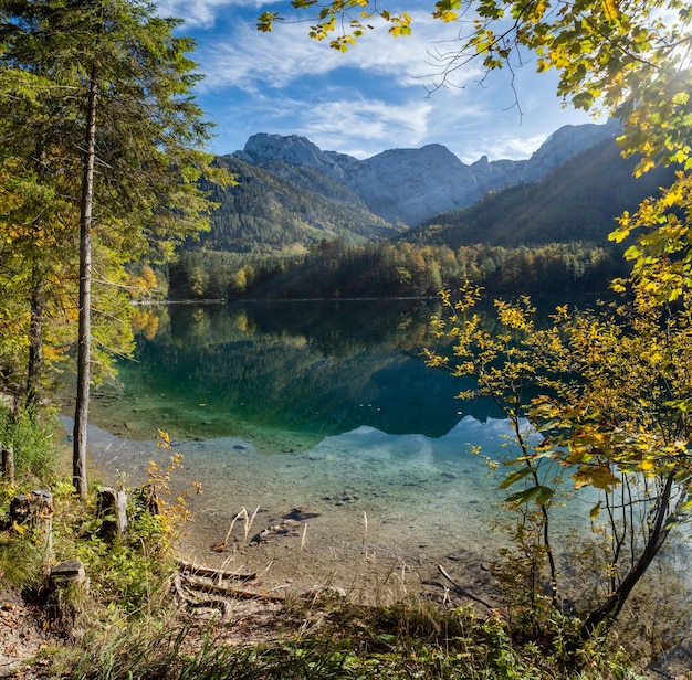 Lago de montanha Alpes do outono pacífico com água transparente clara e reflexões Lago Langbathseen Alta Áustria