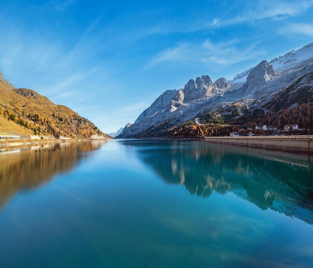 Lago de montanha alpina do outono e passagem Trentino Dolomites Alpes Itália