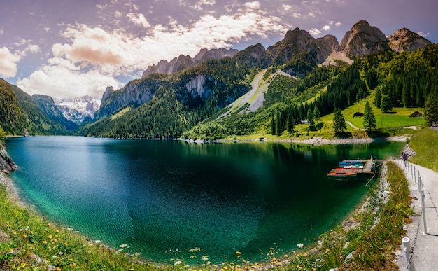 Lago de montanha clara bonita nos Alpes