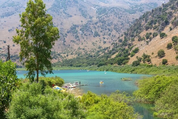 Lago de montanha com água turquesa Bela paisagem montanhosa com um lago