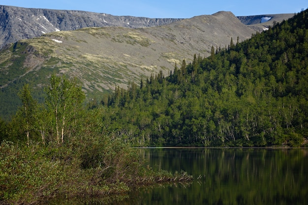 Lago de montanha com águas claras. Península de Kola, Khibiny. Rússia.